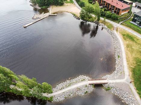 Pirkanmaan uimavesissä ei ole vielä havaittu sinilevää. Kuvassa on Elianderin uimaranta Tampereella heinäkuussa 2021.