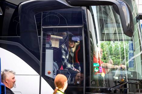Johnny Depp hymyili faneille keikkabussista Tampere-talon konsertin päätteeksi. 