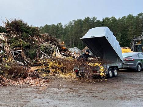 Eero Hakaniemi toi Erkki Salmisen jäteasemalle risuja sen jälkeen, kun huomasi, että se on paitsi ilmaista, myös helpoin tapa hommautua niistä eroon. Samaan kasaan oli kerätty myös ei-kyllästetty puutavara.