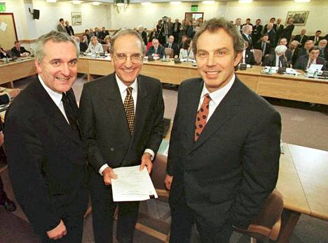 Pitkänperjantain rauhansopimus allekirjoitettiin Belfastissa 25 vuotta sitten. Britannian pääministeri Tony Blair, Yhdysvaltain entinen senaattori George Mitchell ja Irlannin pääministeri Bertie Ahern asettuivat yhteiskuvaan historiallisen sopimuksen allekirjoittamisen jälkeen. 