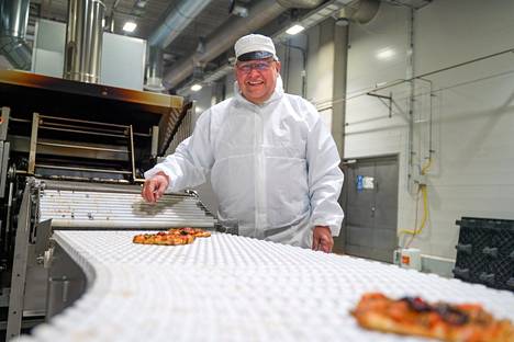 Kivikylän kotipalvaamon toimitusjohtaja Jari Laihonen on innoissaan uudesta Euran pizzalinjastosta. Pizzalinjastolla pystytään tekemään erikokoisia ja erimallisia pizzoja noin tuhat kappaletta tunnissa.