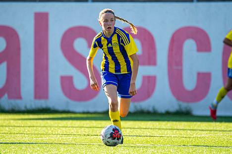 Sofia Määttä pelasi viime kaudella Pallo-Iirojen riveissä Ykkösessä ja teki myöhemmin debyyttinsä Kansallisessa liigassa Ilveksen paidassa.