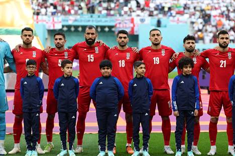 Iranin televisio käänsi kuvan pois pelaajista, jotka kieltäytyivät laulamasta maan kansallislaulua.