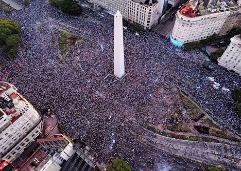 Buenos Airesin tärkeimmän nähtävyyden, Obeliscon, ympärille kerääntyi valtava ihmismeri, kun Argentiina kaatoi MM-kisojen välierässä Kroatian.