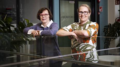 Marja Jylhä (vasemmalla) ja Linda Enroth toivovat, että mahdollisimman moni tamperelainen tervaskanto vastaisi heille postitettuun kyselyyn. Vanhimpia tamperelaisia on tutkittu jo lähes 30 vuotta, ja tutkimuksen pitkä aikasarja on ainutlaatuinen maailmassa. 