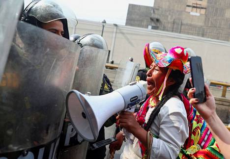 Mielenosoittaja ja poliisit kohtasivat Perun pääkaupungissa Limassa 21. tammikuuta. Lauantaina kaupungissa otettiin kiinni ainakin 200 mielenosoittajaa.