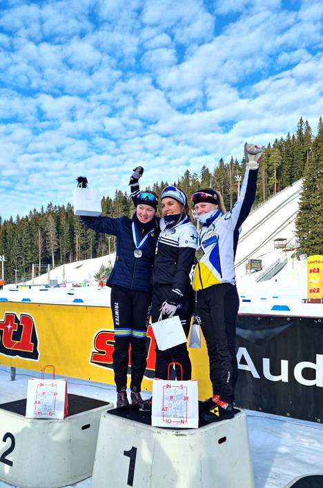 Sonja Leinamo tuulettaa kultainen mitali kaulassa N20-sarjan 5 kilometrin kilpailun jälkeen. Hopealle hiihti Tuuli Raunio Kankaantaan kisasta ja pronssille Julia Junkkala myös Kankaantaan kisasta.
