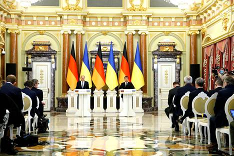 Maanantaina Ukrainan tilannetta puivat neuvottelut jatkuivat Saksan liittokanslerin Olaf Scholzin (vas.) ja Ukrainan presidentin Volodymyr Zelenskyin tapaamisella Kiovassa.