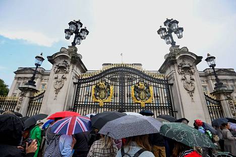 Lontoossa ihmisiä kerääntyi torstaina Buckinghamin palatsin edustalle. Palatsi on monarkin virallinen asuinpaikka Britannian pääkaupungissa.