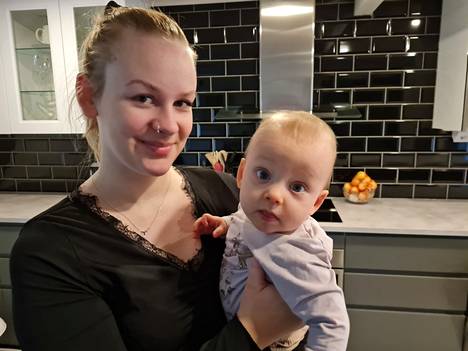 Susanna Pärnä on 8,5 kuukauden ikäisen Adelian äiti. Hän kirjoitti ylioppilaaksi Vammalan lukiossa tänä syksynä.