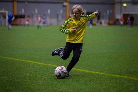 Toivo Saari pelaa itsekin Pirkkalan Ilveksessä. Ensi vuonna edessä on seitsemänvuotiaiden poikien sarja. Saaren mielestä jalkapallossa parasta on ”kaikki”.