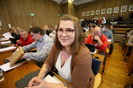 Perussuomalaisten valtuutettu Auri Saarelainen kantaa huolta perhepalvelujen saatavuudesta.