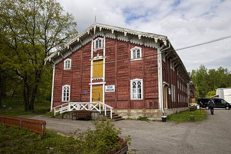 Nuutajärven kyläraitti on pittoreski. Tehdasalueen asemakaavan laati vuonna 1855 lääninarkkitehti G.T. Chiewitz, joka piirsi myös sveitsiläistyyliset tehdasrakennukset. Kauniilla puuleikkauksilla koristeltu lasimakasiini on valmistunut 1850-luvulla. 