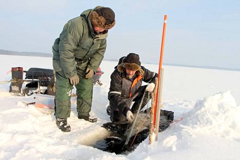 Kalastusverkkojen avannot tulee merkitä heijastavilla merkkisaloilla, jotta jäällä liikkuttaessa avantojen paikat erottuvat selkeästi.