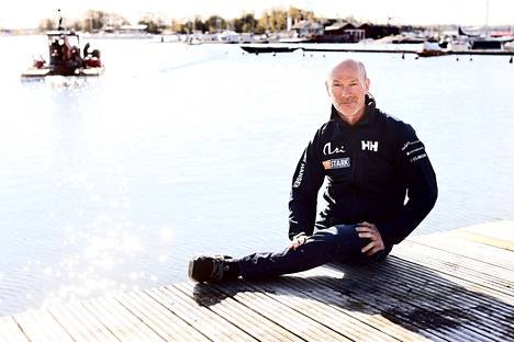 Suomalainen yksinpurjehtija Ari Huusela kuvattiin toukokuussa Suomessa, kun hän vasta tähtäsi marraskuussa alkaneeseen Vendée Globe -purjehduskilpailuun. Kilpailussa on tarkoitus purjehtia maailman ympäri.