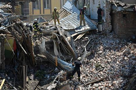 Pelastajat tutkivat ohjusiskun tuhoamia rakennuksia Harkovassa Ukrainassa 9. heinäkuuta 2022.