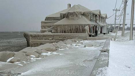 Myös rakennukset saivat jääpeitteen Buffalossa, kun Eriejärven vesi jäätyi niihin.