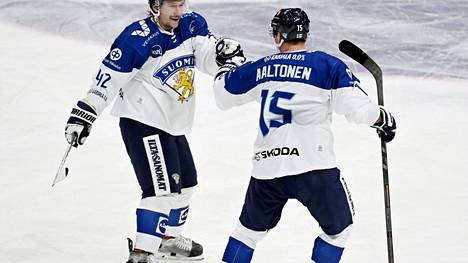 Suomen Sami Vatanen (vas.) ja Miro Aaltonen latoivat tehoja ylivoimalla.