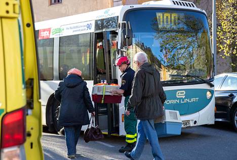 Keskuskartanon asukkaita kuljetettiin keskiviikkona busseilla yöpymään Yyteriin.
