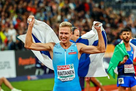 Topi Raitanen juhli perjantaina Münchenin olympiastadionilla EM-kultaa.