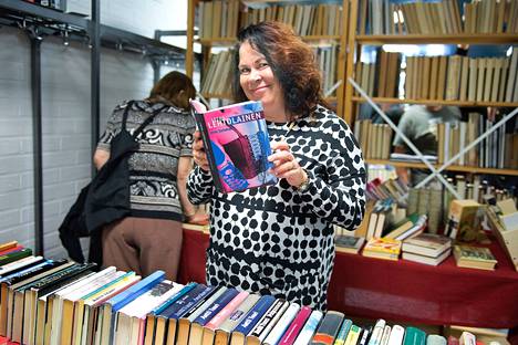 Kirjailija Leena Lehtolainen nähtiin kirjapäivillä vuonna 2014. Hänet valittiin Tulenkantaja-palkintoraadin uudeksi puheenjohtajaksi ja hän löysi myös oman kirjansa Vanhan kirjallisuuden päivien myyntipöydältä.