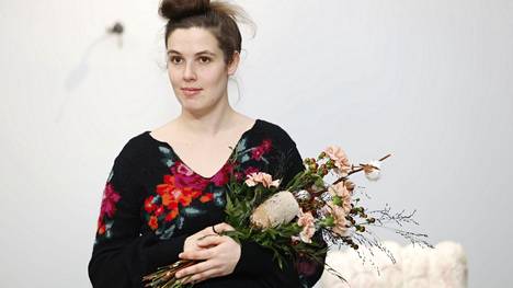 Vuoden nuoren taiteilijan nimi julkistettiin perjantaina Tampereen taidemuseossa. Perinteikästä titteliä kantaa nyt kuvanveistäjä Emma Jääskeläinen.