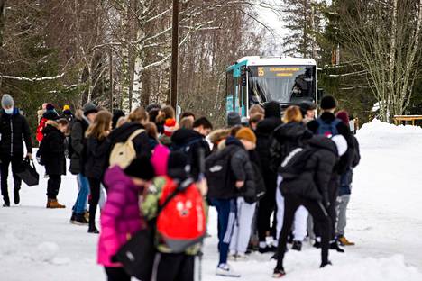 Porin Linjojen bussi täyttyy Meri-Porin yhtenäiskoulun edessä arkisin kello 15.08 hetkessä ääriään myöten täyteen.
