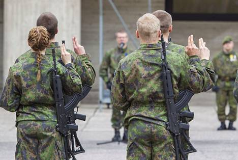 Naisten on jatkossa jätettävä hakemuksensa varusmiespalvelukseen jo 15. tammikuuta, jolloin valintatilaisuudet voidaan järjestää yhtä aikaa kutsuntojen kanssa. Kuva sotilasvalasta Kainuun Prikaatista Kajaanista.
