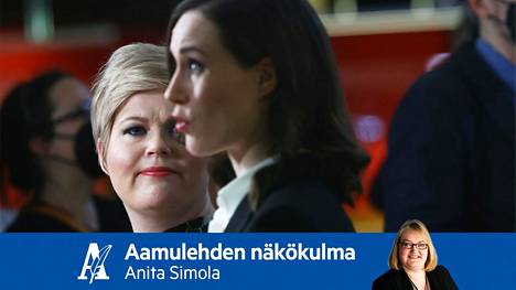 Keskustan puheenjohtaja Annika Saarikko ja pääministeri Sanna Marin Kuntatalolla tammikuussa 2022.
