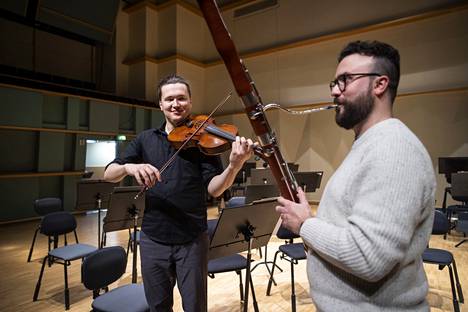 Pori Sinfoniettan soittajat Antti Niemistö ja James Fisher harjoittelevat konserttiviikoilla yhdessä maanantaista keskiviikkoon.