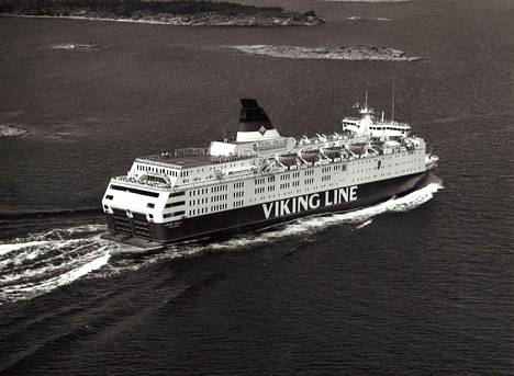 Tältä Viking Sally -matkustajalaiva näytti 31. toukokuuta 1986 eli noin vuosi ennen kuin sen kannella tapahtui mysteeriksi jäänyt raaka murha. 