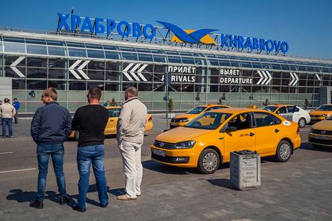 Kaliningradilaiset voivat poistua alueeltaan nyt enää lentäen, junalla tai Puolaan ja Liettuaan myös bussilla. Kuva Kaliningradin lentoasemalta Hrabrovosta huhtikuulta 2019.