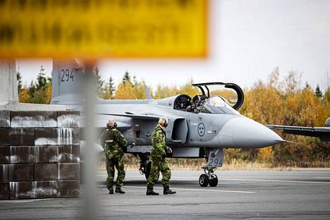 Vuonna 2021 Ruska 21 -harjoitus näkyi vahvasti Satakunnan lennostossa Pirkkalassa. Myös tuolloin mukana oli Ruotsin Jas Gripen -hävittäjiä. Kuva lennostostosta 6. lokakuuta 2021.