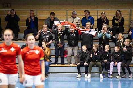 Pirkko Lahnaviik, Heljä Österlund, Maarit Lepomäki, Satu Stenbacka, Marja Vähä-Savo sekä Toive Verho kannustavat futsal-peleissä entisiä valmennettaviaankin. Ryhmä toimii nimellä MuSan Susat.