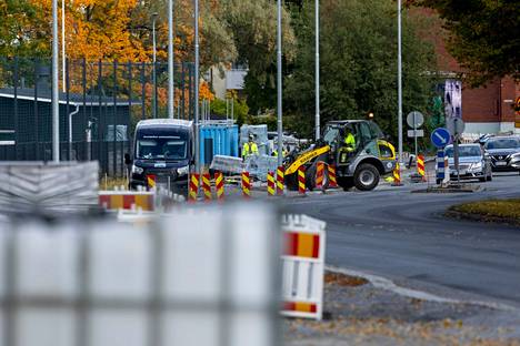 Työt jatkuivat maanantaina Nuolialantien varressa Tampereen Rantaperkiössä. Jalkapallokentän kohdalta on bussipysäkki suljettu työmaan vuoksi.