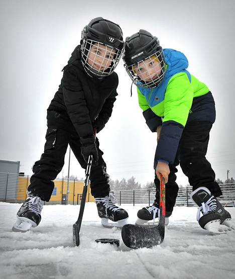 Eino ja Risto Salmi olivat saaneet joululahjaksi uudet jääkiekkomailat ja kiekot, joten niitä piti tulla heti testaamaan. Lähdepellon jää oli heidän mukaansa hyvässä kunnossa. Jalkapalloa Pallo-Iiroissa pelaavat veljekset kertoivat viihtyvänsä myös jääkiekon parissa, mutta jalkapallo on kuitenkin heidän ykköslajinsa. 