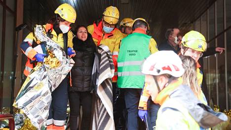 Pelastustyöntekijät auttoivat junaturmassa olleita ihmisiä keskiviikkona 7. joulukuuta.