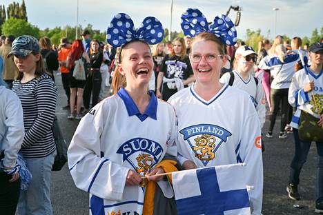 Satu Punkari oli pukeutunut juhliin tyttärensä Jenna Punkarin kanssa asiaankuuluvasti Suomi-paitaan.