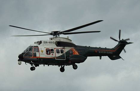 Rajavartiolaitoksen helikopteri vieraili Reino Havbrandtin mökin edustalla torstaina.