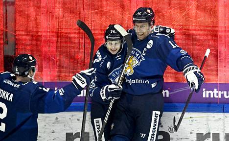 Leijonien kokoonpanoon palannut Marko Anttila (oikealla) kokosi Ruotsia vastaan tehot 1+1.