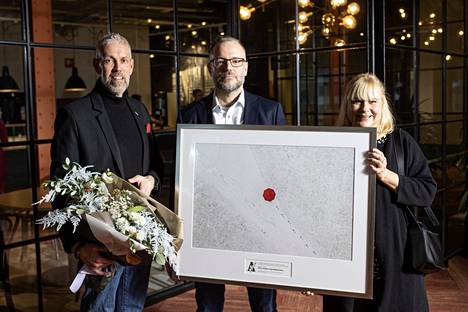 Lääkinnällinen suunnittelija Kim Asunta (vas.), logistiikkapäällikkö Ari Mäntyvaara ja hankintasuunnittelija Marjo-Riitta Mäkelä vastaanottivat Valo-palkinnon. SPR:n logistiikkakeskus oli Aamulehden toimituksen valinta palkinnonsaajaksi.