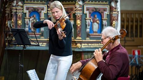 Viulisti Elina Vähälä ja sellisti Arto Noras harjoittelivat tiistaina Aulis Sallisen heille säveltämää uutta teosta Naantalin kirkossa.