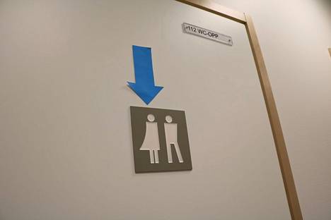 Unisex-vessoja on tullut entisten sukupuolijaoteltujen tilalle myös Valkeakoskella, vaikka kuvan ovi on muualta. Uusissa rakennuksissa sukupuolineutraalit vessat ovat nykypäivää jo kiinteistöä suunniteltaessa. 