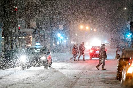 Ihmiset ylittivät katua Montrealissa Kanadassa 22. joulukuuta.