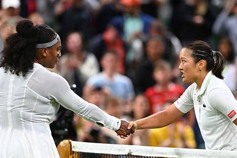 Serena Williams onnitteli voittajaansa Harmony Tania Wimbledonin Keskuskentällä.