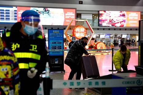 Tiukkojen koronarajoitusten purkaminen on herättänyt Kiinassa myös iloa. Rajoitusten vuoksi kiinalaiset ovat olleet lähes kolme vuotta eristyksissä muusta maailmasta. Matkailija nosti matkalaukkua matkatavaroiden tarkastuspisteellä Chengdun lentoasemalla 30. joulukuuta.