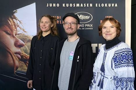Hytti nro 6 -elokuvan pääosanäyttelijä Seidi Haarla (vas.), ohjaaja Juho Kuosmanen ja alkuperäisen kirjan kirjoittanut Rosa Liksom elokuvan lehdistöpäivässä Helsingissä 19. lokakuuta.