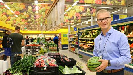 Osuuskauppa Hämeenmaan toimitusjohtaja Olli Vormisto kertoo, että työntekijöille annetaan lähes kolmen miljoonan ylimääräinen tulospalkkio. Kuva Tervakosken S-Marketista elokuulta 2019.