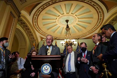 Yhdysvaltojen senaatin demokraattijohtaja Chuck Schumer puhui medialle Washingtonissa 14. kesäkuuta. Schumer sanoo, että demokraattien ja republikaanien yhdessä valmistelema aselakiuudistus pelastaa henkiä ja edistystä.