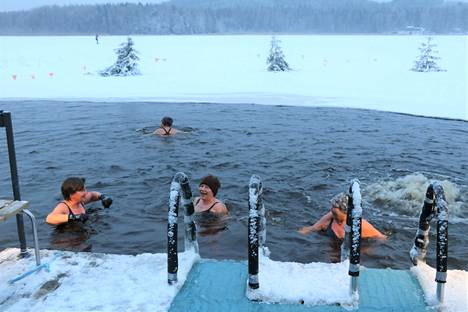 Pelkkä avantoon kastautuminen tuntuu kylmemmältä, kuin siellä hetken uiminen. Liike tekee lihaksille hyvää, sanovat Pirjo Lehtinen, Merja Aapalahti ja Anja Hannu.